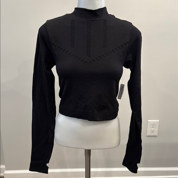 Old Navy Medium Black Fitted Crop Long Sleeve Active Top - Picture 1 of 7